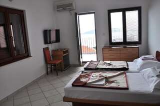 Апартаменты Apartments Villa Luka Свети-Стефан Апартаменты с 2 спальнями, террасой и видом на море (для 4 взрослых)-1