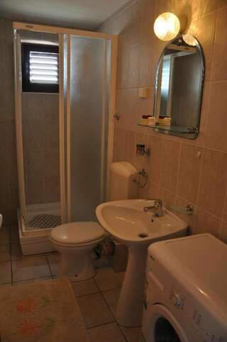 Апартаменты Apartments Villa Luka Свети-Стефан Апартаменты с 2 спальнями, террасой и видом на море (для 4 взрослых)-6