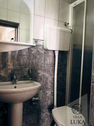 Апартаменты Apartments Villa Luka Свети-Стефан Номер-студио с 2 односпальными кроватями, террасой и видом на море-1