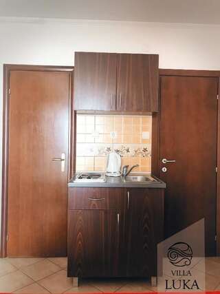 Апартаменты Apartments Villa Luka Свети-Стефан Номер-студио с 2 односпальными кроватями, террасой и видом на море-5